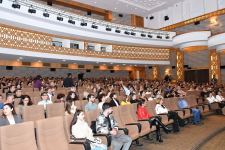 Она считала отца умершим, а он оказался в психиатрической клинике… Историю Марьям показали в Баку (ФОТО)