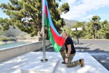 President Ilham Aliyev raises national flag of Azerbaijan on territory of Sarsang reservoir (PHOTO/VIDEO)