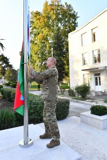 Президент Ильхам Алиев поднял Государственный флаг Азербайджана в городе Ходжавенд (ФОТО/ВИДЕО)