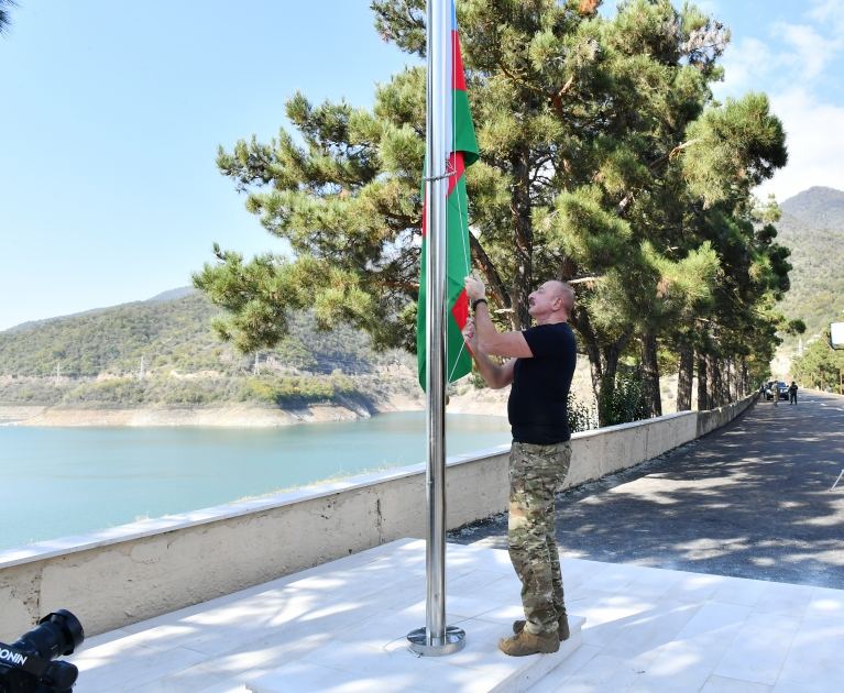 President Ilham Aliyev raises national flag of Azerbaijan on territory of Sarsang reservoir (PHOTO/VIDEO)