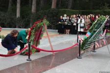 Участницы VI Съезда азербайджанских женщин посетили Аллею почетного захоронения (ФОТО)