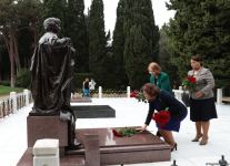 Участницы VI Съезда азербайджанских женщин посетили Аллею почетного захоронения (ФОТО)