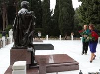 Участницы VI Съезда азербайджанских женщин посетили Аллею почетного захоронения (ФОТО)