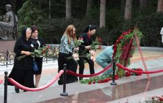 Участницы VI Съезда азербайджанских женщин посетили Аллею почетного захоронения (ФОТО)