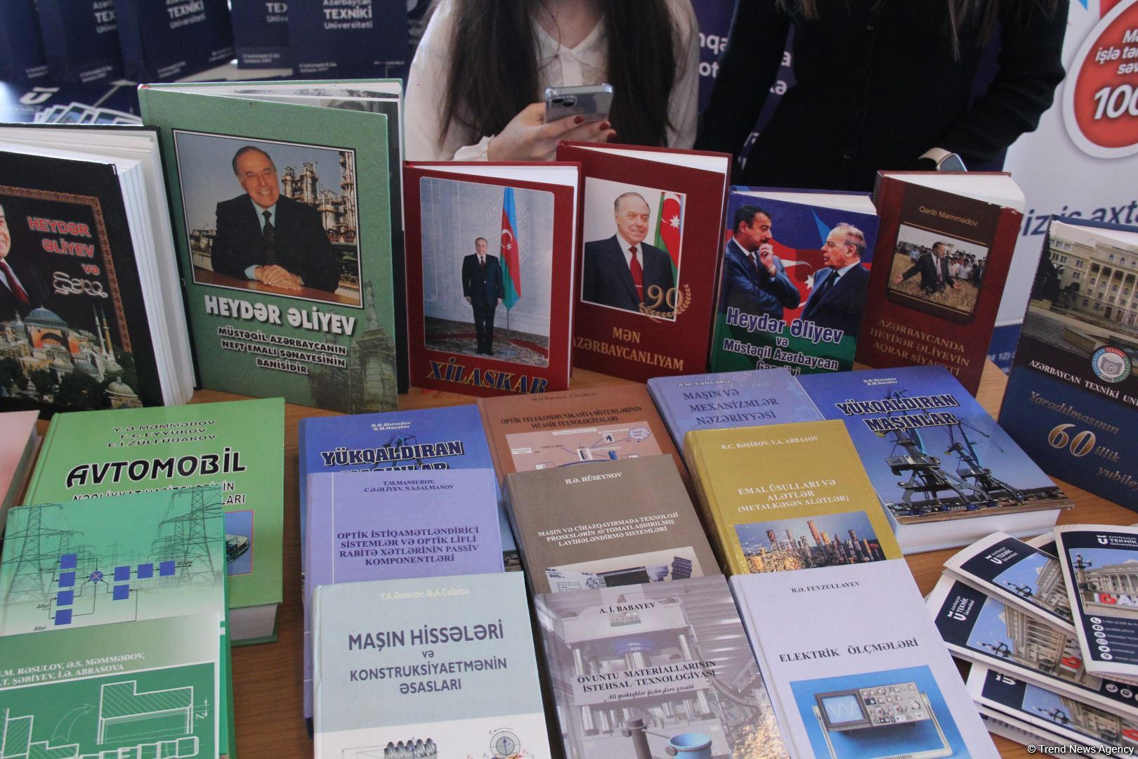 В Университете ADA состоялось открытие книжной выставки, посвященной 100-летию великого лидера Гейдара Алиева (ФОТО)