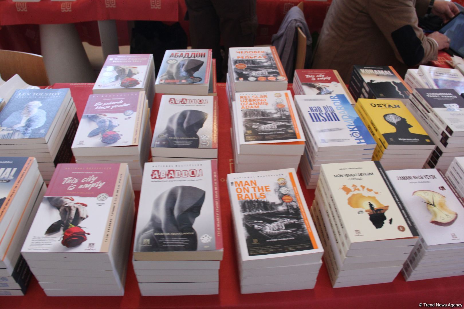 В Университете ADA состоялось открытие книжной выставки, посвященной 100-летию великого лидера Гейдара Алиева (ФОТО)