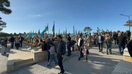 Azerbaijani people honor memory of heroes at Second Alley of Martyrs (PHOTO)