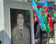 Azerbaijani people honor memory of heroes at Second Alley of Martyrs (PHOTO)