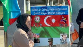 Azerbaijani people honor memory of heroes at Second Alley of Martyrs (PHOTO)