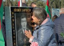 Azerbaijani people honor memory of heroes at Second Alley of Martyrs (PHOTO)