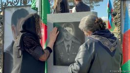 Azerbaijani people honor memory of heroes at Second Alley of Martyrs (PHOTO)