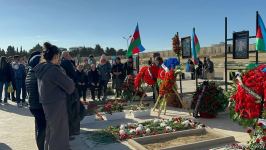 Azerbaijani people honor memory of heroes at Second Alley of Martyrs (PHOTO)