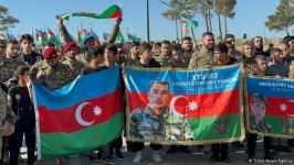 Azerbaijani people honor memory of heroes at Second Alley of Martyrs (PHOTO)