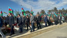 Azerbaijani people honor memory of heroes at Second Alley of Martyrs (PHOTO)