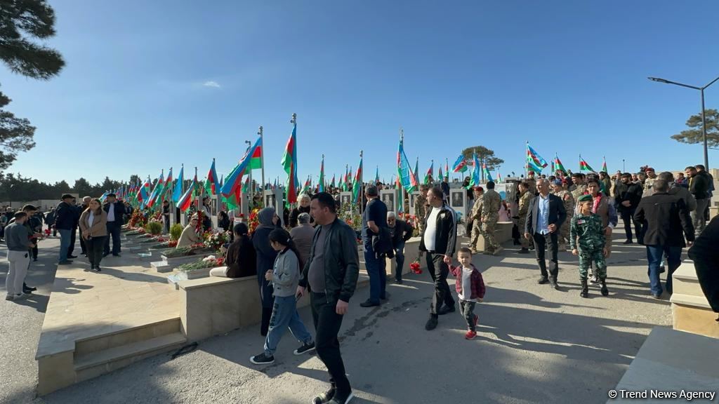 Azerbaijani people honor memory of heroes at Second Alley of Martyrs (PHOTO)