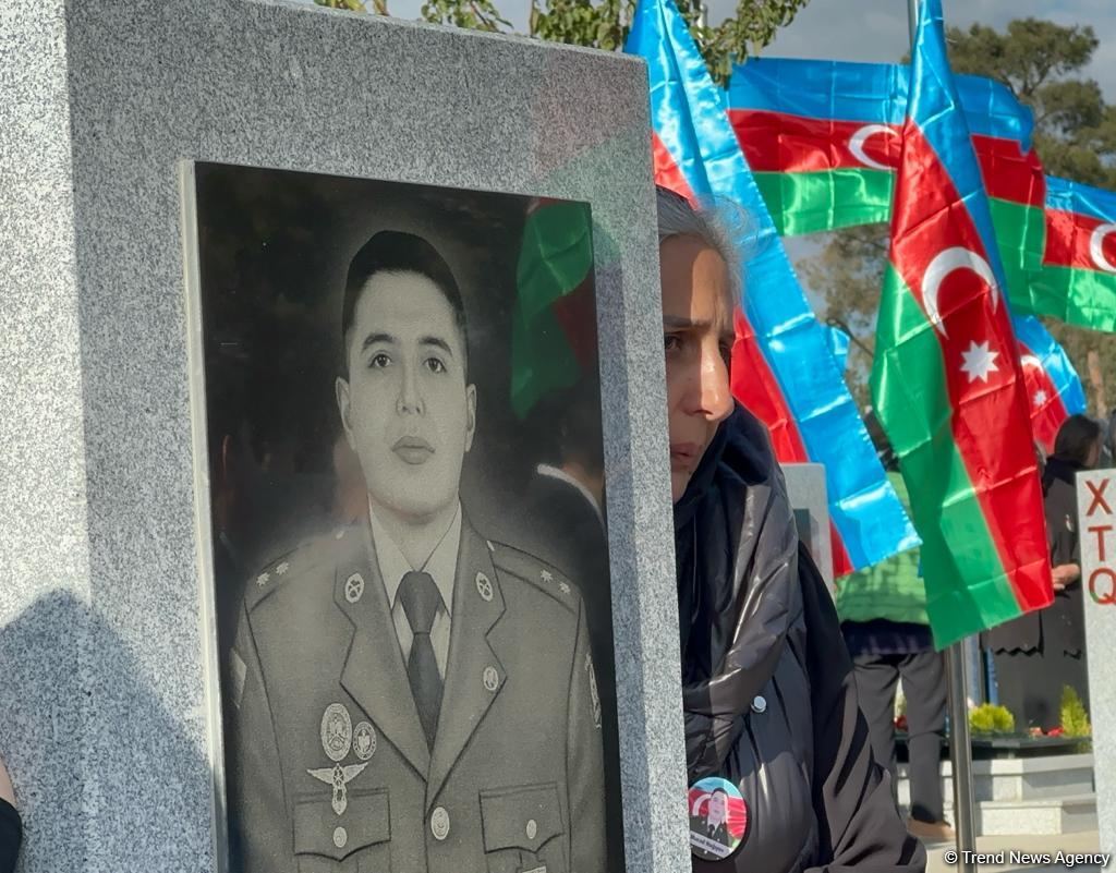 Azerbaijani people honor memory of heroes at Second Alley of Martyrs (PHOTO)