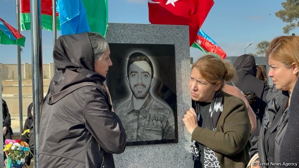 Azerbaijani people honor memory of heroes at Second Alley of Martyrs (PHOTO)