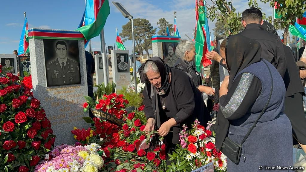 Azerbaijani people honor memory of heroes at Second Alley of Martyrs (PHOTO)