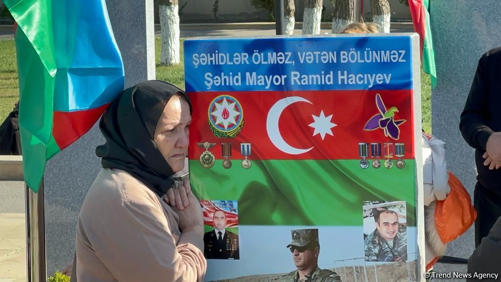 Azerbaijani people honor memory of heroes at Second Alley of Martyrs (PHOTO)