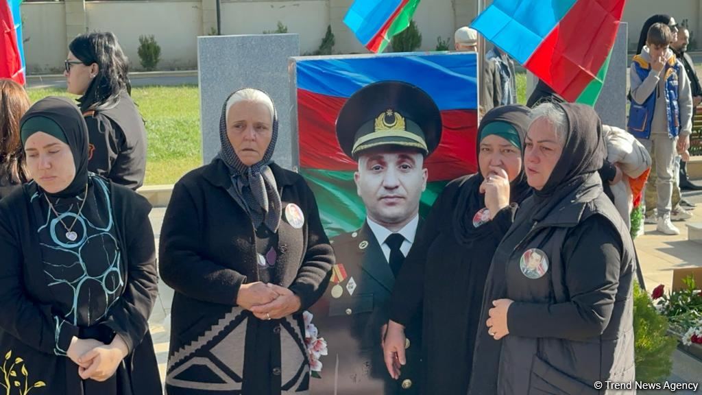 Azerbaijani people honor memory of heroes at Second Alley of Martyrs (PHOTO)