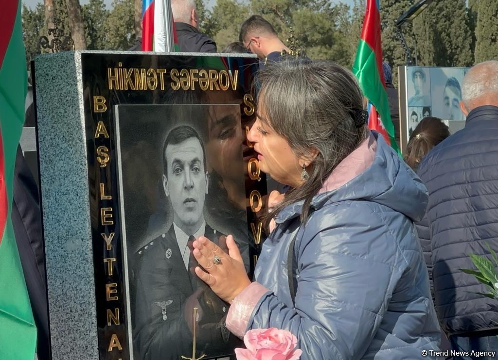 Azerbaijani people honor memory of heroes at Second Alley of Martyrs (PHOTO)