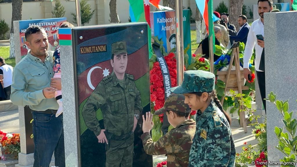 Azerbaijani people honor memory of heroes at Second Alley of Martyrs (PHOTO)