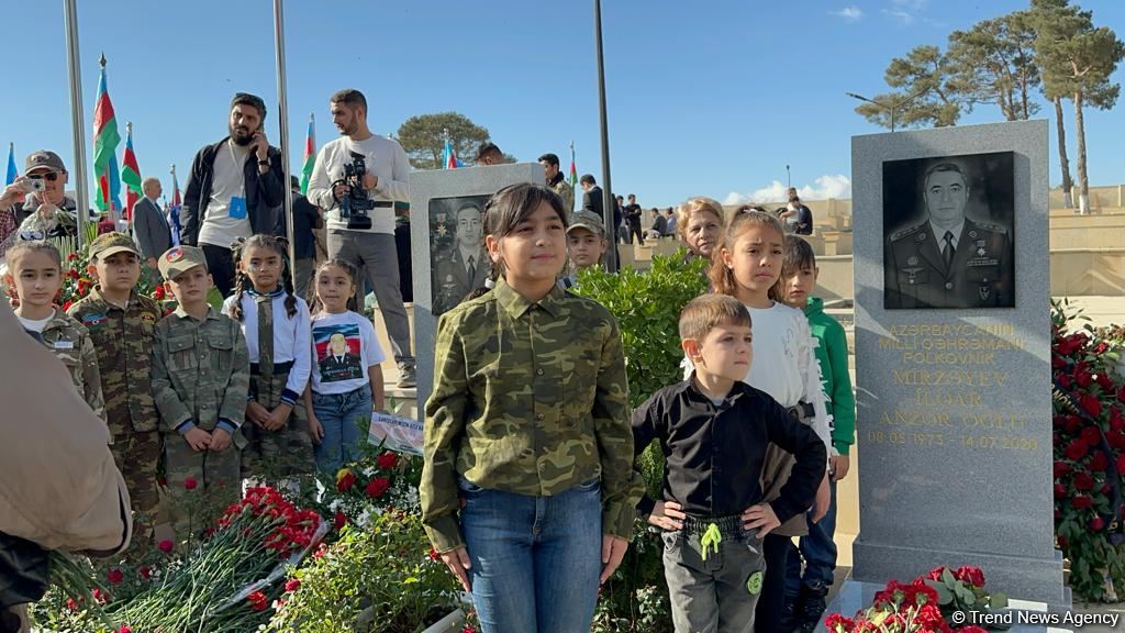 Azerbaijani people honor memory of heroes at Second Alley of Martyrs (PHOTO)