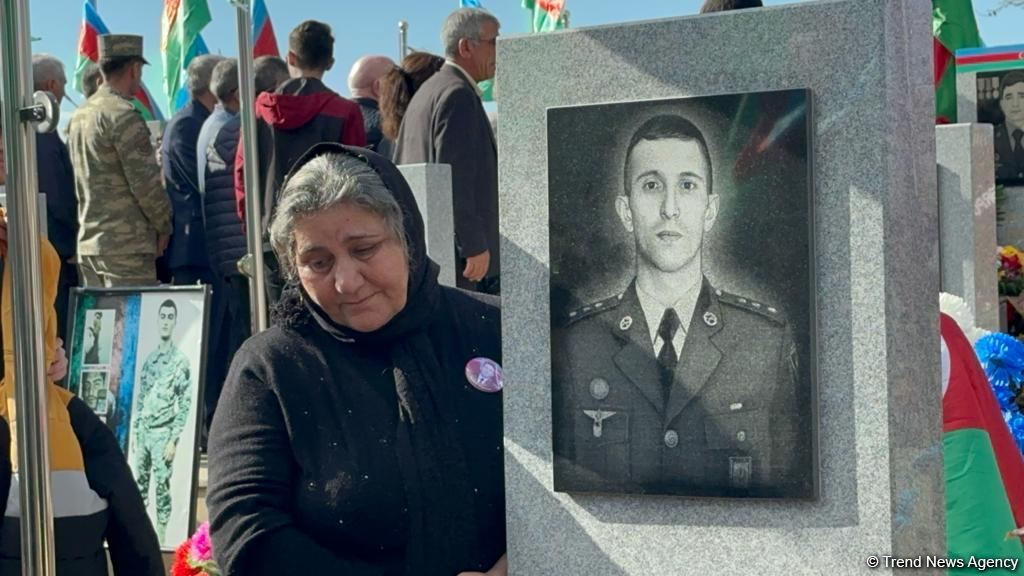 Azerbaijani people honor memory of heroes at Second Alley of Martyrs (PHOTO)