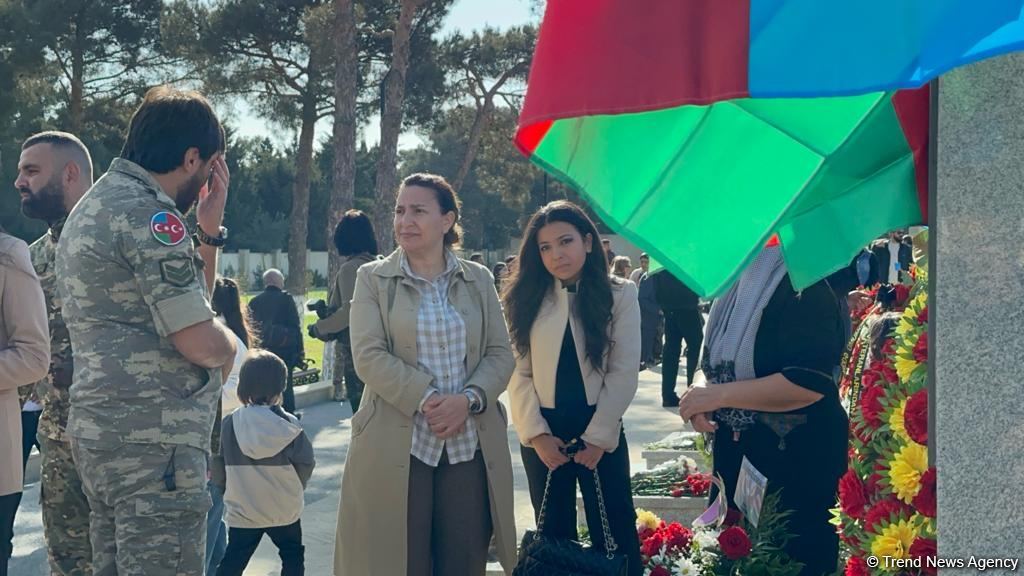 Azerbaijani people honor memory of heroes at Second Alley of Martyrs (PHOTO)