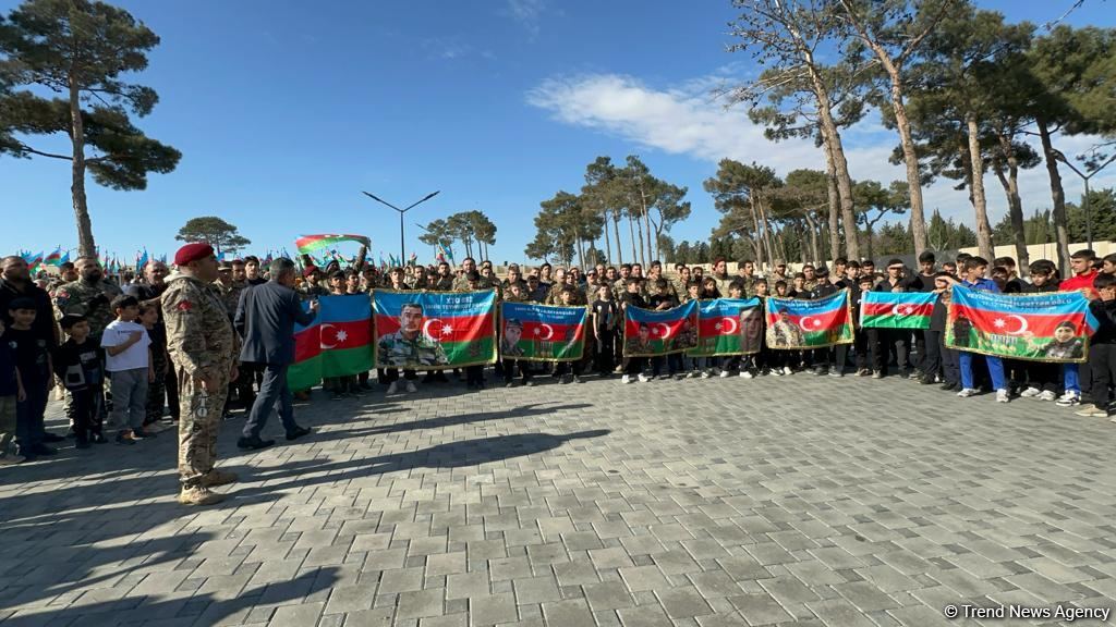 Azerbaijani people honor memory of heroes at Second Alley of Martyrs (PHOTO)
