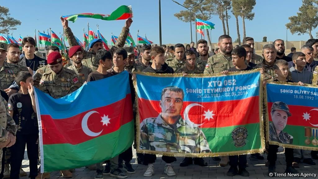 Azerbaijani people honor memory of heroes at Second Alley of Martyrs (PHOTO)