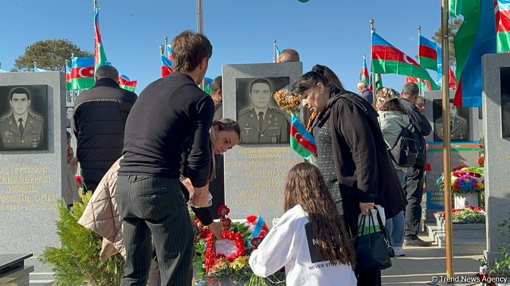 Azerbaijani people honor memory of heroes at Second Alley of Martyrs (PHOTO)