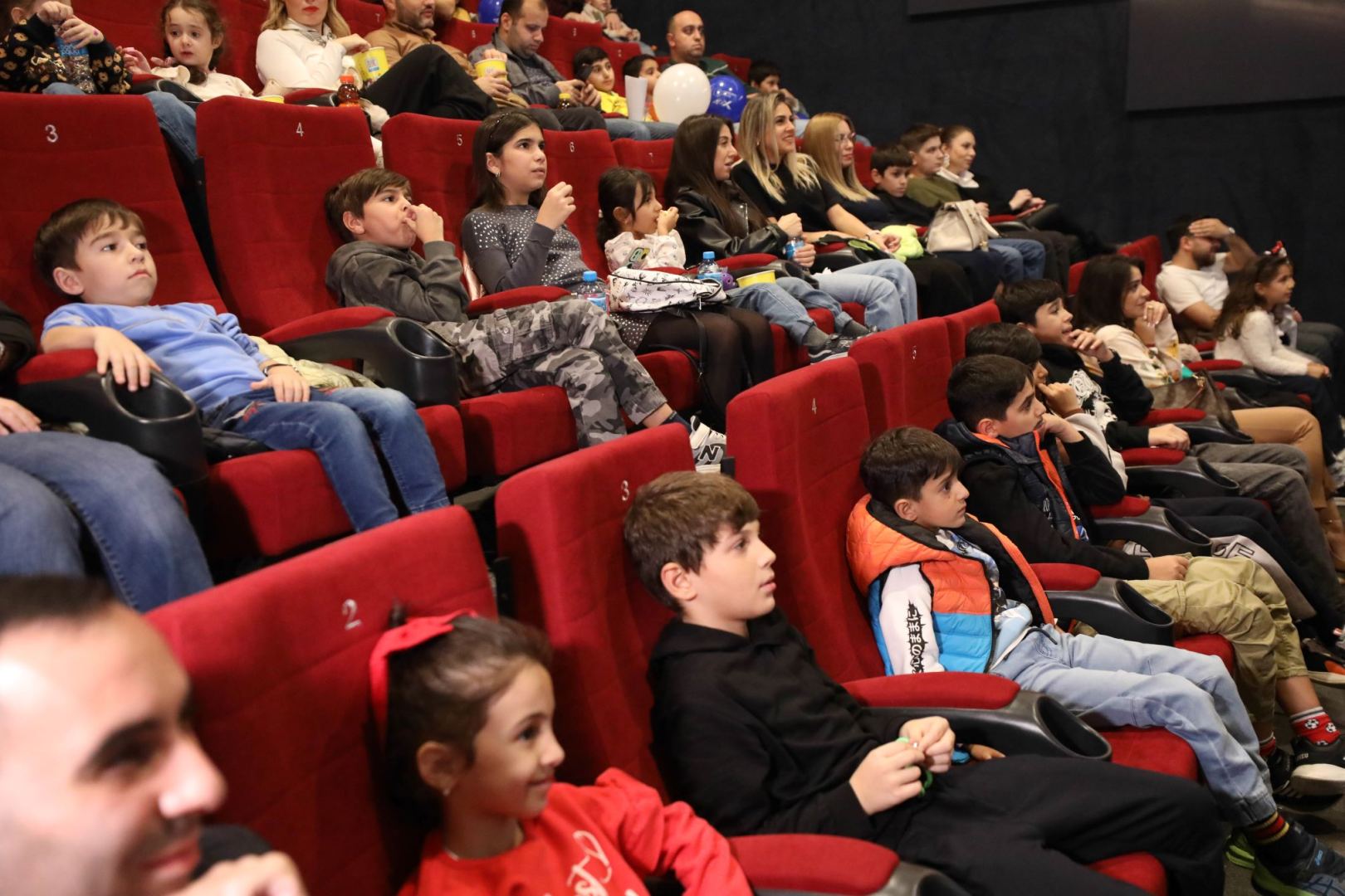 Порхать в небе и увидеть мир с высоты полета – детский праздник в CinemaPlus (ВИДЕО, ФОТО)