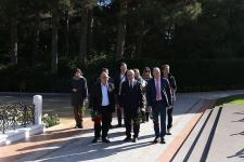Организаторы и участники кросскультурного фестиваля "Петербургские театральные сезоны" посетили могилу великого лидера Гейдара Алиева (ФОТО)