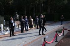 Организаторы и участники кросскультурного фестиваля "Петербургские театральные сезоны" посетили могилу великого лидера Гейдара Алиева (ФОТО)