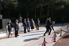 Организаторы и участники кросскультурного фестиваля "Петербургские театральные сезоны" посетили могилу великого лидера Гейдара Алиева (ФОТО)