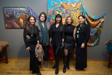 Какая красота! Произведения азербайджанских художников перенесены на шелк (ФОТО)