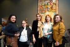 Какая красота! Произведения азербайджанских художников перенесены на шелк (ФОТО)