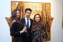 Какая красота! Произведения азербайджанских художников перенесены на шелк (ФОТО)