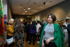 Какая красота! Произведения азербайджанских художников перенесены на шелк (ФОТО)