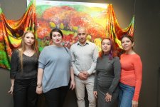 Какая красота! Произведения азербайджанских художников перенесены на шелк (ФОТО)