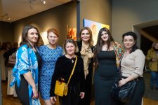 Какая красота! Произведения азербайджанских художников перенесены на шелк (ФОТО)