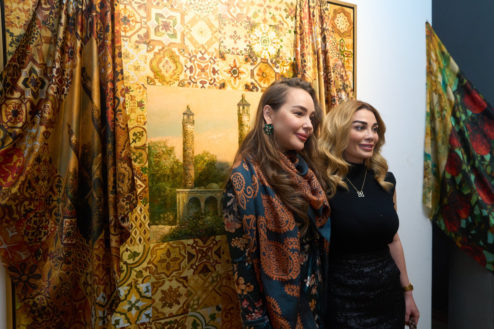 Какая красота! Произведения азербайджанских художников перенесены на шелк (ФОТО)