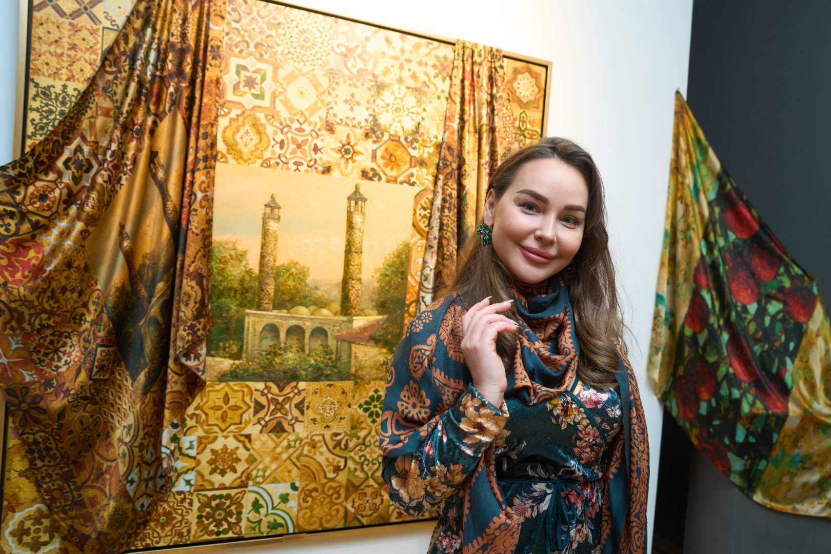 Какая красота! Произведения азербайджанских художников перенесены на шелк (ФОТО)