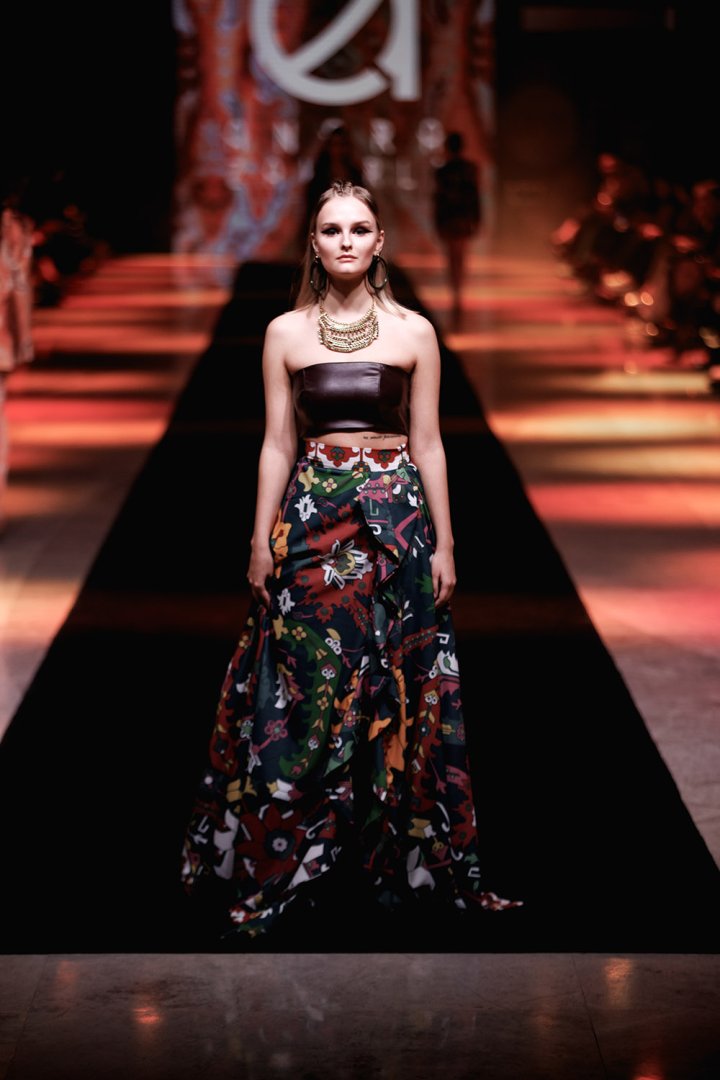 Baku Fashion Week 2023 – от огненного танца и роскошных тканей до национальных мотивов (ФОТО)