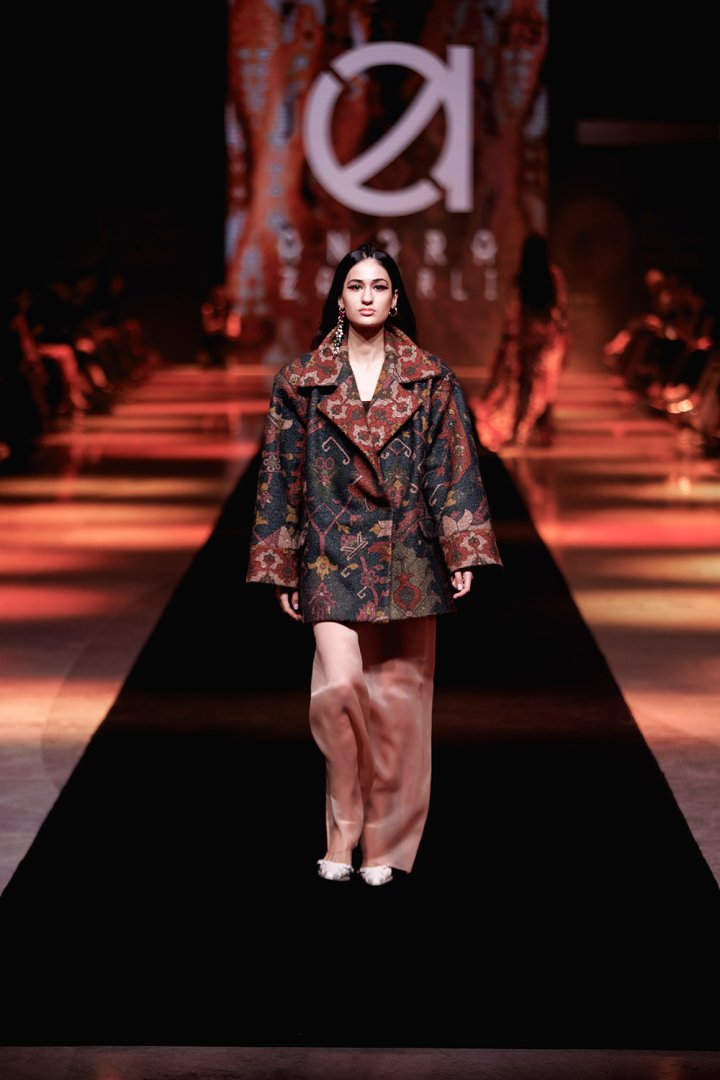 Baku Fashion Week 2023 – от огненного танца и роскошных тканей до национальных мотивов (ФОТО)