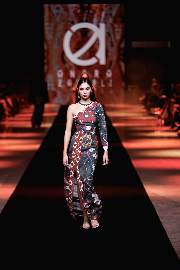 Baku Fashion Week 2023 – от огненного танца и роскошных тканей до национальных мотивов (ФОТО)