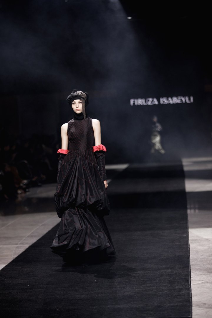 Baku Fashion Week 2023 – от огненного танца и роскошных тканей до национальных мотивов (ФОТО)
