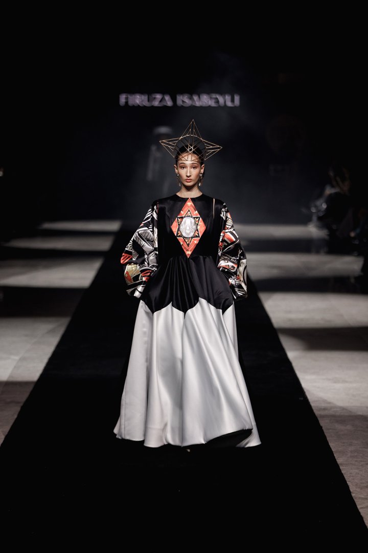 Baku Fashion Week 2023 – от огненного танца и роскошных тканей до национальных мотивов (ФОТО)