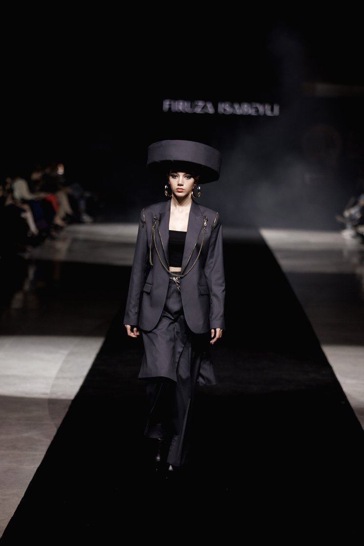 Baku Fashion Week 2023 – от огненного танца и роскошных тканей до национальных мотивов (ФОТО)
